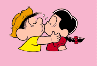 Różowa kartka z chłopakiem dającym buziaka koleżance